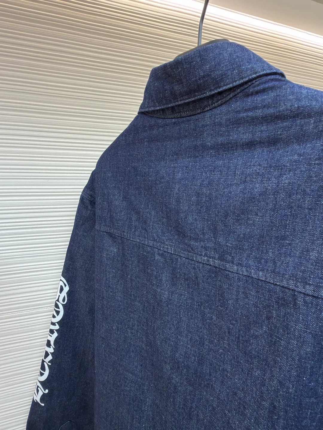 Chrome Hearts Denim Shirt Cotton Clothes ●Item No.: 1682230-C00 ●Fabric: Pure cotton twill denim fabric ●Technology: Glue printing ●Color: Blue ●Version: Fitted version ●Weight: about 930 grams ●Size: S-M-L ●Description: The original domestic stock was purchased for 3.4W. The development cost is extremely high, and the fabric is made of high-density pure cotton twill denim material imported from Italy. According to the original color matching and washing water test, the jacquard lining is tested N times and the minimum order is one thousand meters. The loss is huge. The quilting is made of Xinjiang cotton, which is thick and warm. The printing is based on the original version using hand-made glue printing, and the accessories collar label is made of imported lambskin. The overall wiring is straight and delicate, the fabric is comfortable and soft, and the color is consistent without color difference. It can be matched with the same style to create a fashionable look and control various occasions. Customized accessories, complete with three standards, same style for men and women!
